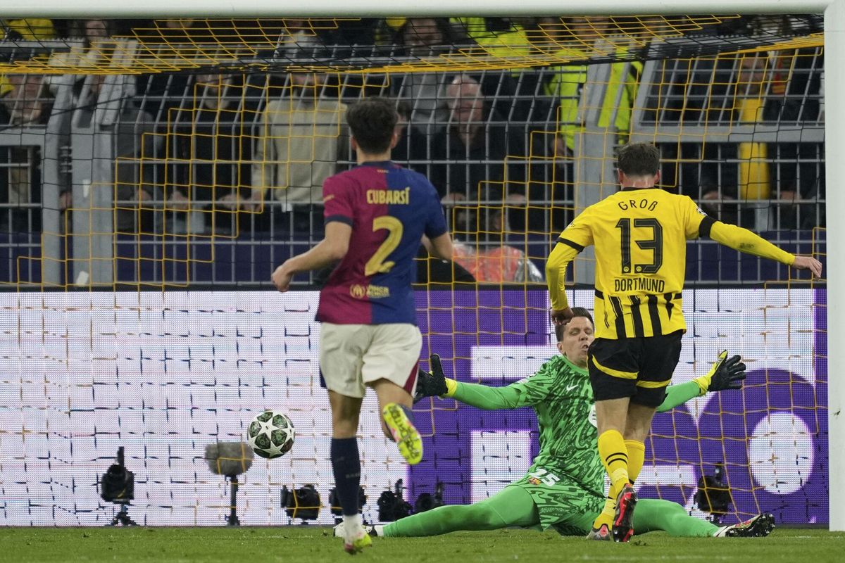 Dortmunds Pascal Gross, right, scores a disallowed goal during the Champions League quarterfinals second leg soccer match between Borussia Dortmund and Barcelona, at the Signa-Iduna Park in Dortmund, Germany, Tuesday, April 15, 2025. (AP Photo/Martin Meissner). EDITORIAL USE ONLY/ONLY ITALY AND SPAIN