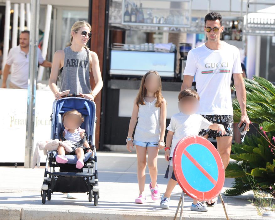 El futbolista Álvaro Arbeloa con su familia en el puerto deportivo Marina Ibiza.