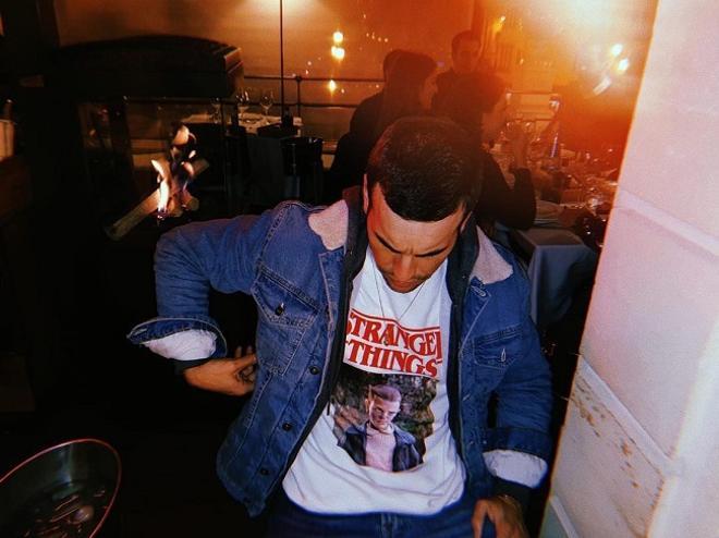 Mario Casas con sudadera de 'Stranger Things' de Pull&amp;Bear