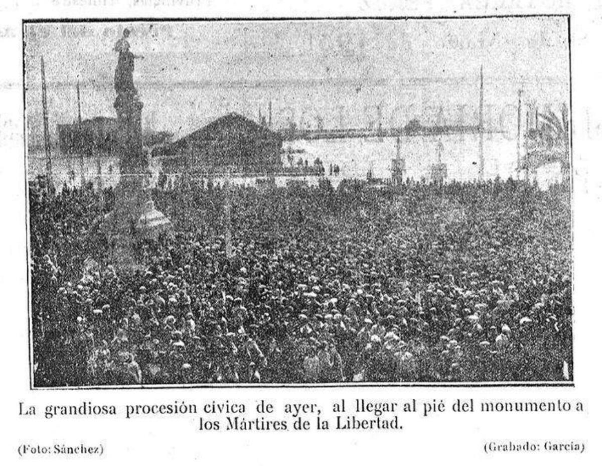 Procesión cívica frente al monumento de los Mártires de la Libertad del 8 de marzo de 1931, en una imagen del diario 'El Luchador'