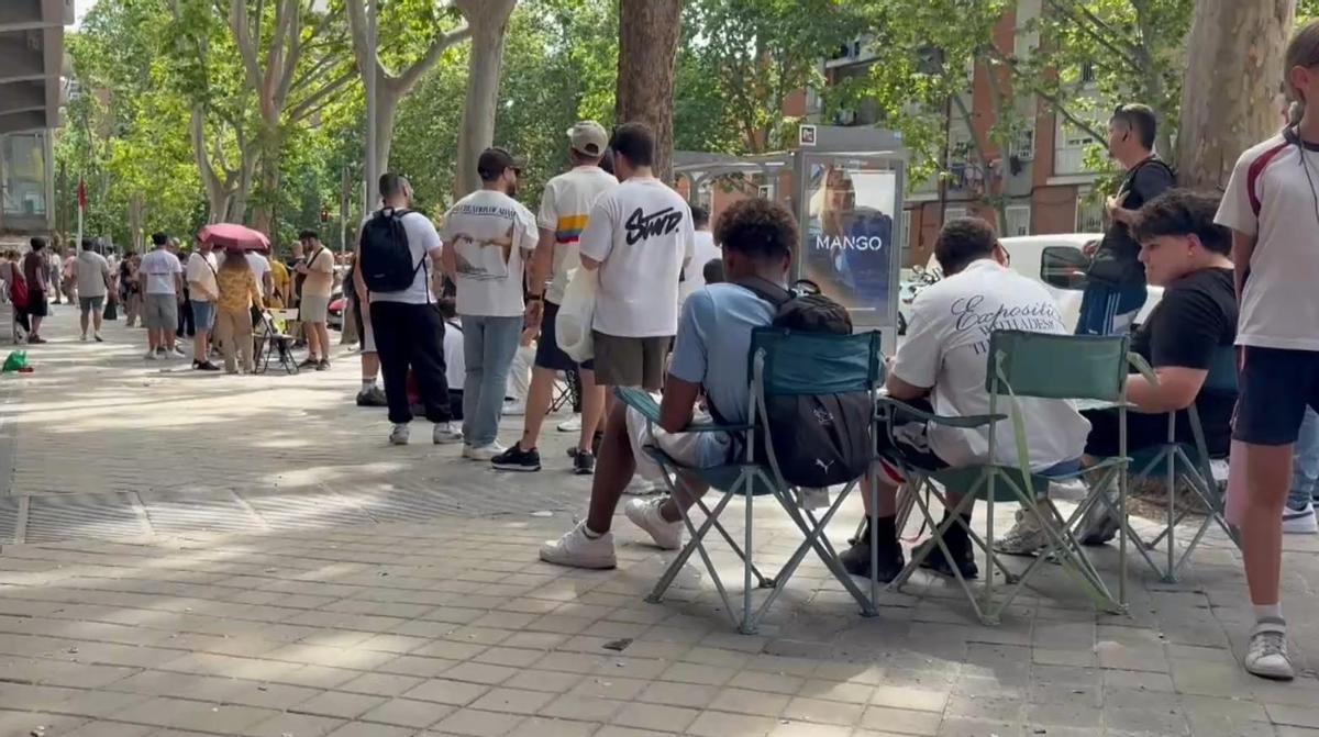 Colas en Vallecas.