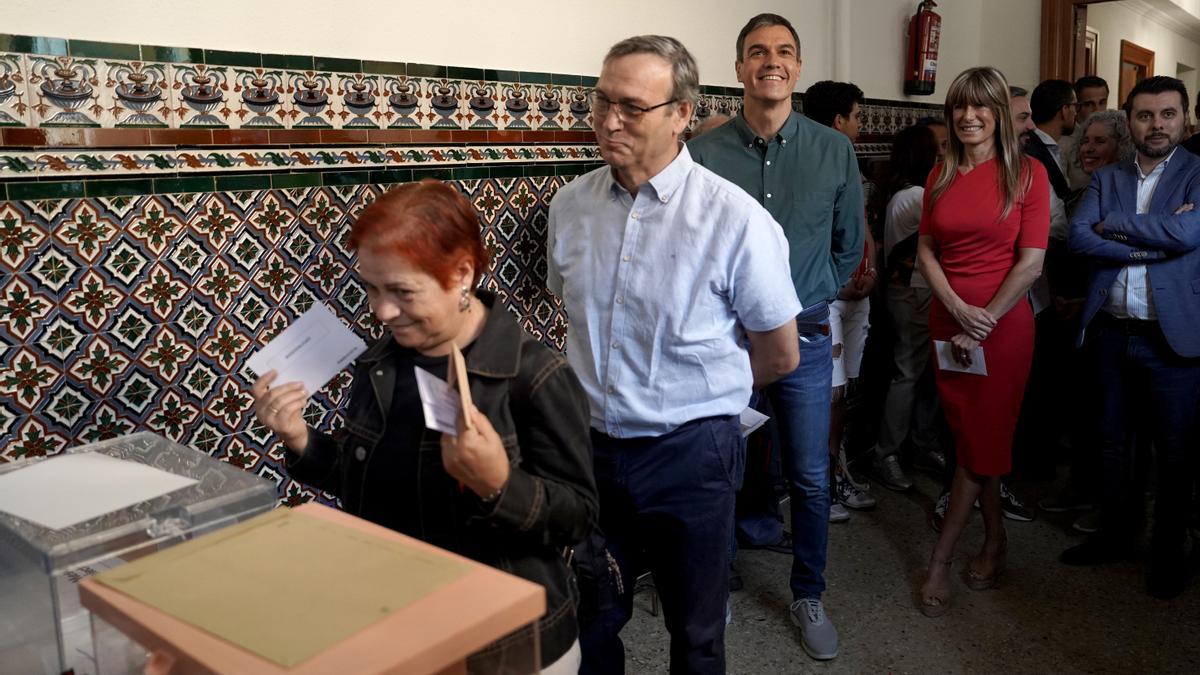 El presidente del Gobierno, Pedro Sánchez, esperando para depositar el voto.