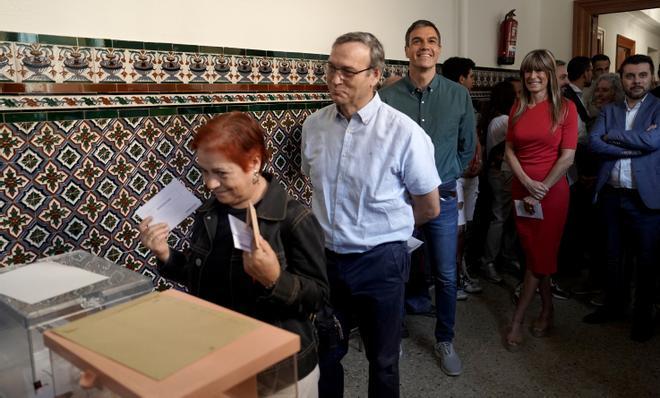 El presidente del Gobierno, Pedro Sánchez, esperando para depositar el voto.