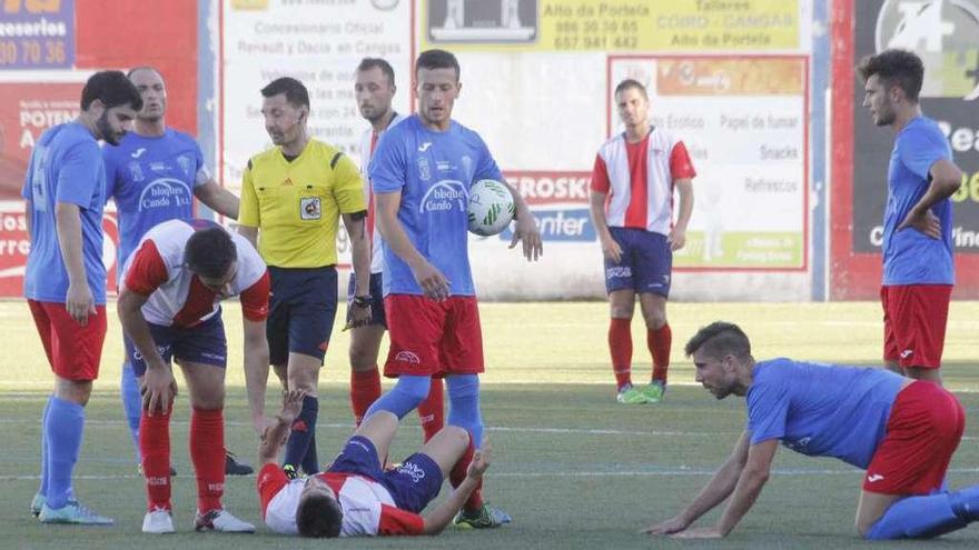 Jugadores del Alondras y del Castro con el colegiado de ese encuentro. // Santos Álvarez