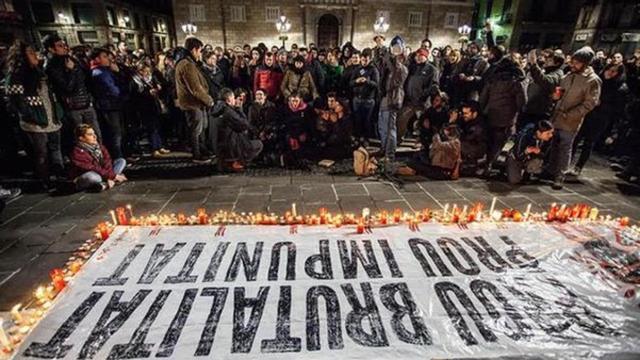 Manifestación en la plaça de Sant Jaume de Barcelona tras la emisión del documental 'Ciutat Morta'