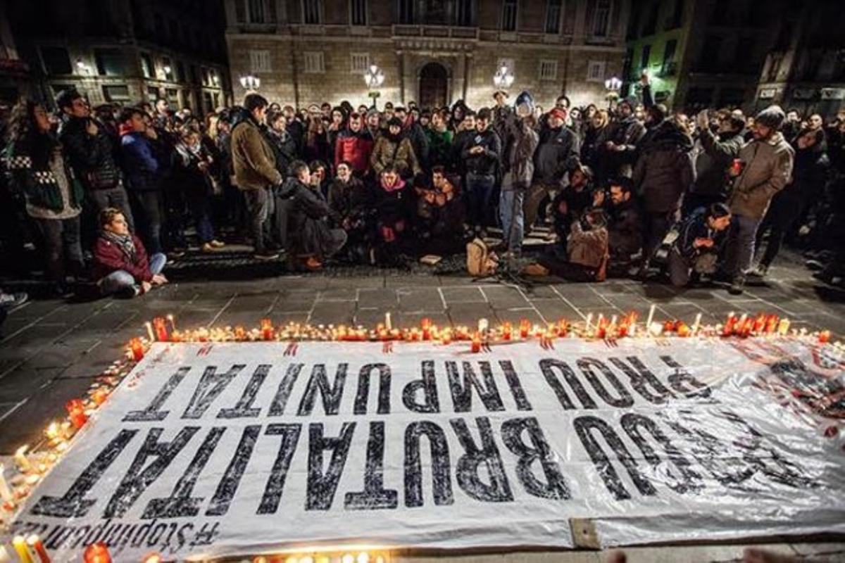 Manifestació a la plaça de Sant Jaume de Barcelona després de l’emissió del documental ’Ciutat Morta’.