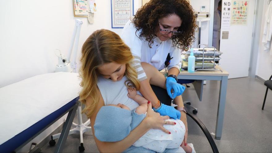 Sofía y Simón, los primeros niños en recibir la vacuna de la bronquiolitis en Córdoba