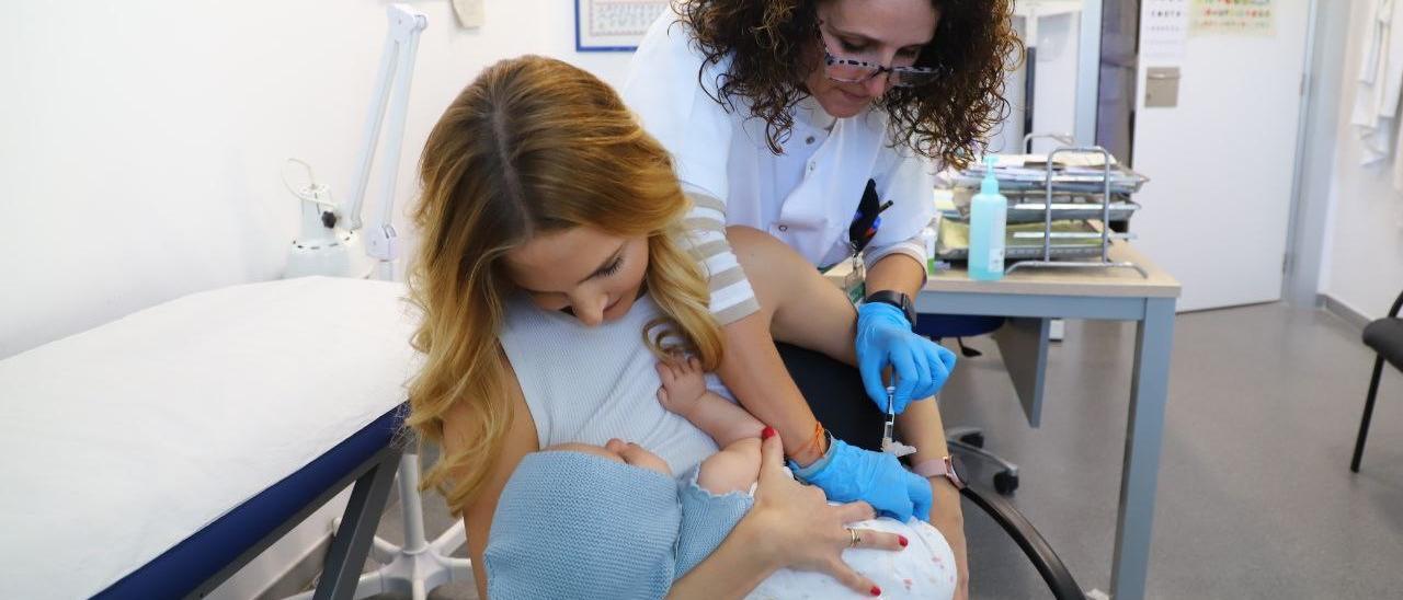 Sofía, de cinco meses, ha sido de las primeras en recibir la nueva vacuna frente a la bronquiolitis en Córdoba.