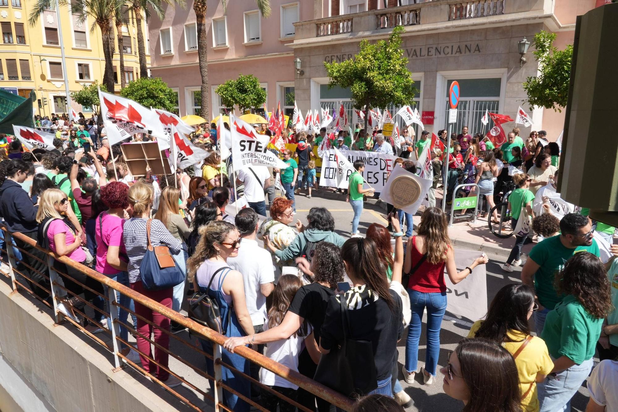 Huelga en la enseñanza: Los sindicatos se manifiestan frente a la dirección territorial de Educación en Castelló