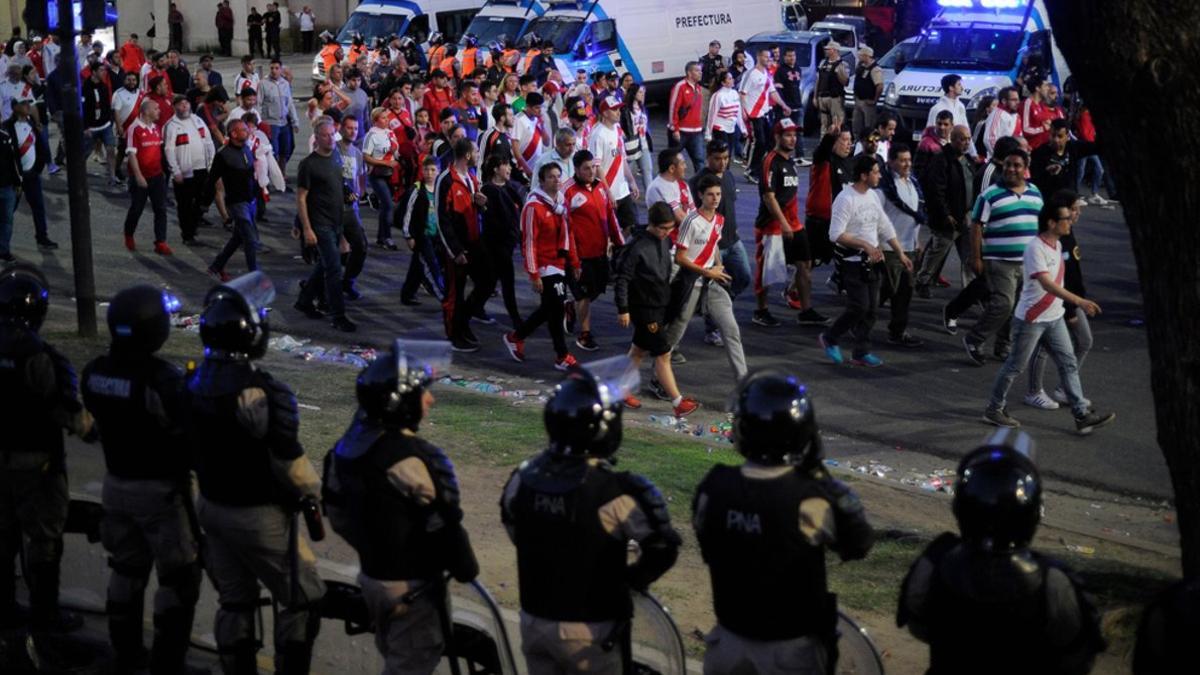 Fuerzas de seguridad custodian la salida de seguidores de River Plate del estadio Monumental después de la cancelación del partido de la final de la Copa Libertadores entre River Plate y Boca Juniors en Buenos Aires (Argentina).