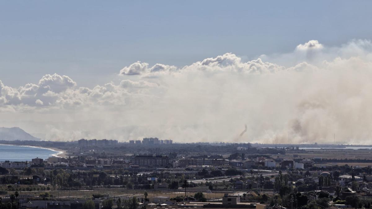 La quema de paja del arroz produce varias columnas de humo en València