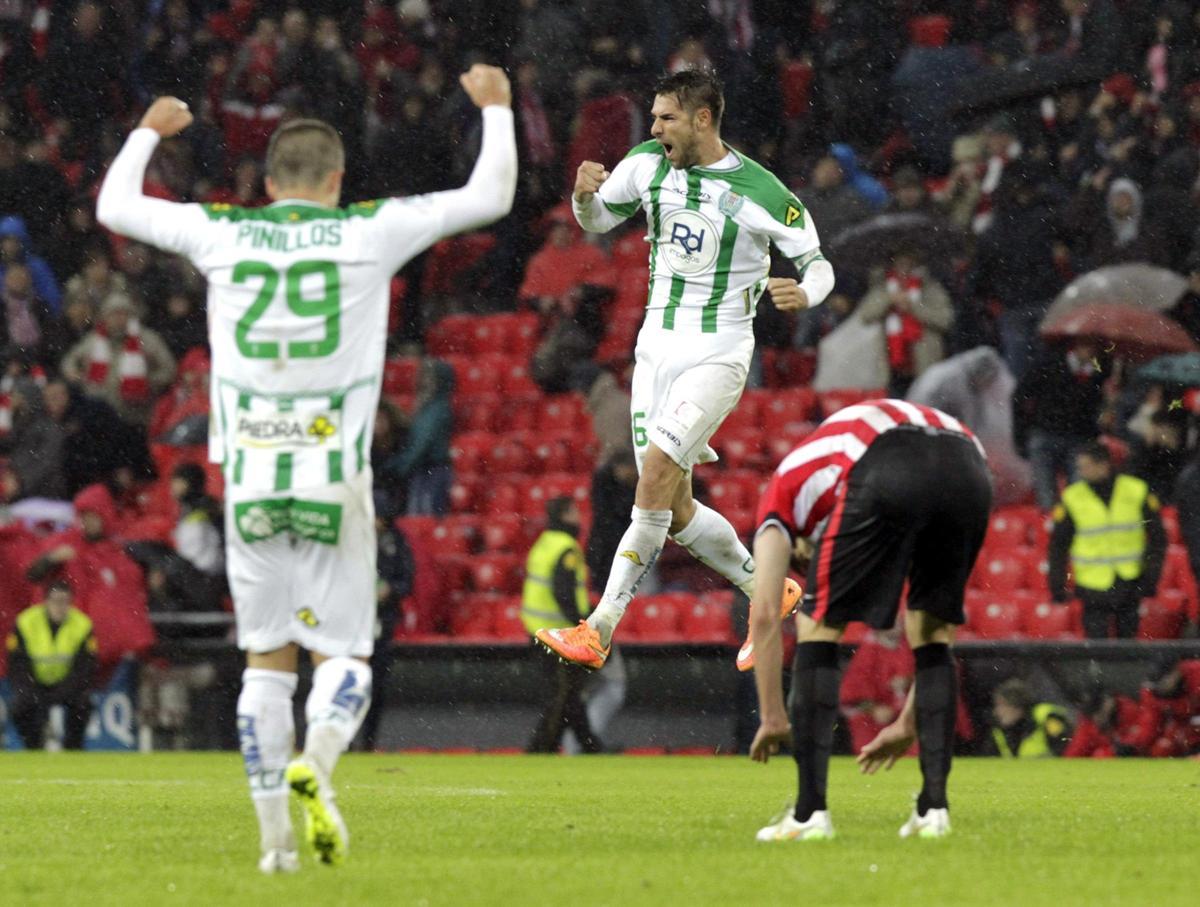 Luso Delgado celebra el tanto de Ghilas en San Mamés, en diciembre del 2015.