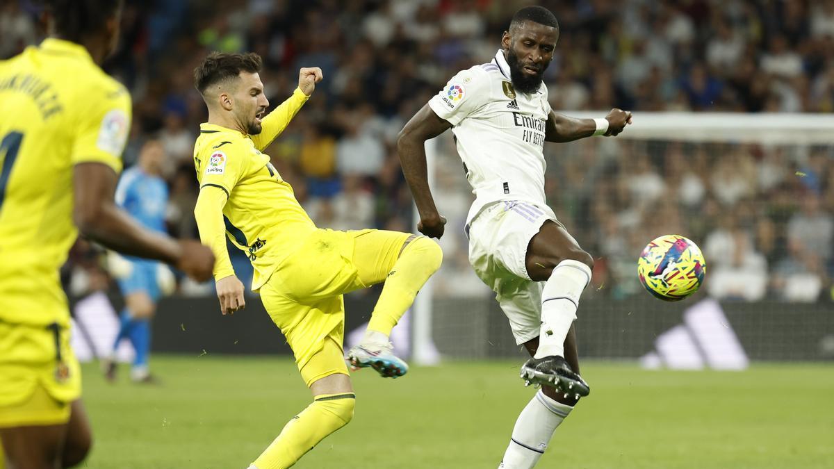 Álex Baena pugna con Rüdiger en el Santiago Bernabéu