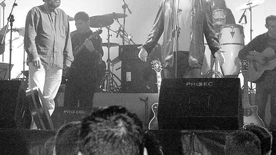 El cantante, con Chus Pedro, en un concierto en Lena en 2003.