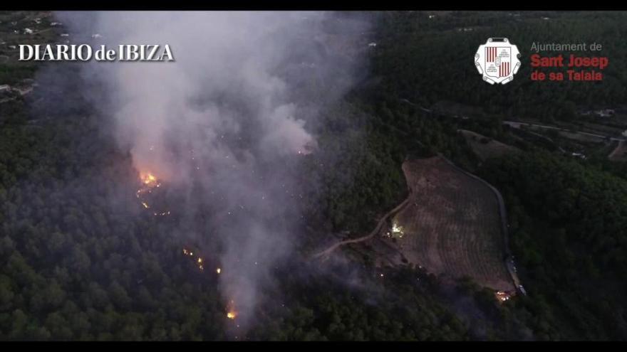 Imágenes aéreas del incendio forestal en Sant Josep