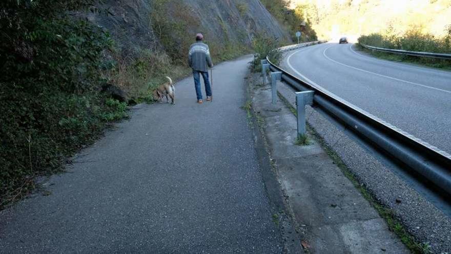 Lugar en el que apareció el cuerpo de Carmina García, en la senda peatonal.