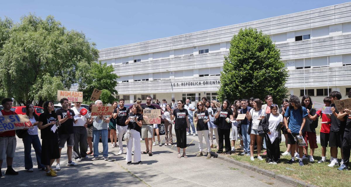 La comunidad educativa del centro vigués se concentró para protestar contra la forma de implantación de la nueva enseñanza.