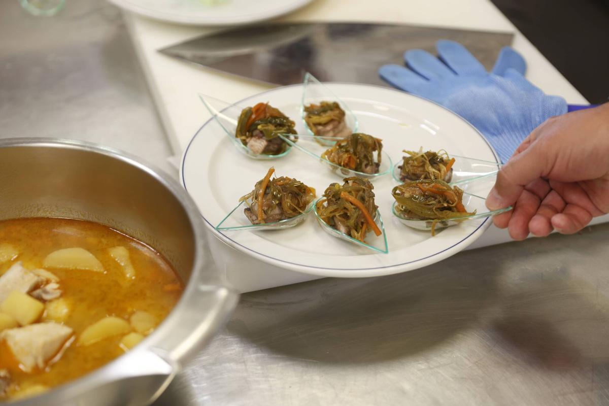 El "campanu del mar", marmitaco solidario en la Cocina Económica