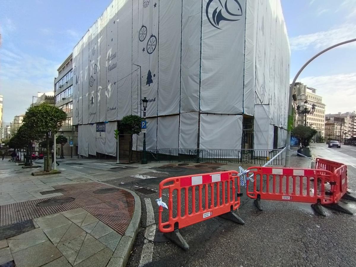 Una valla impide el paso de vehículos hacia la calle afectada por el hundimiento.