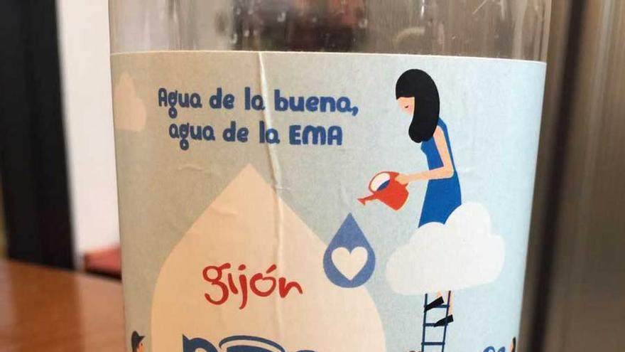 Una botella de la EMA con agua del grifo.