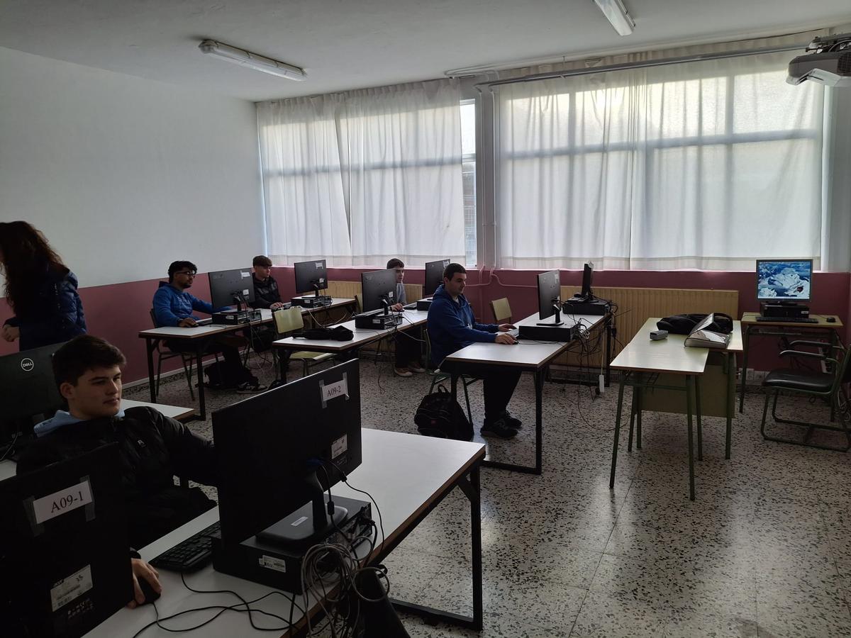 En el centro de la imagen, Pablo Berdasco, alumno del IES Carmen y Severo Ochoa de Luarca