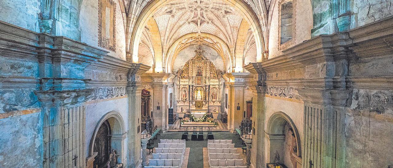 Vista general de la capilla de Santa Ana, anexa al palacio de Meres.