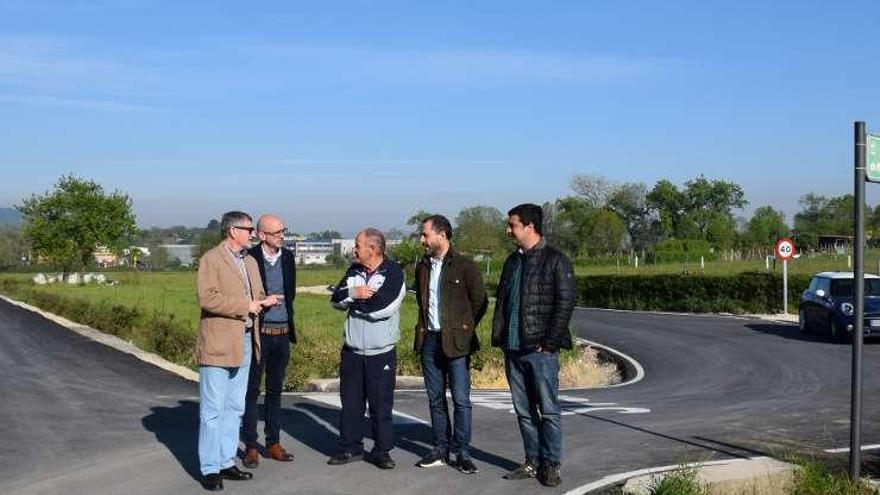 Miembros de la Corporación sierense, ayer, en Marquera.