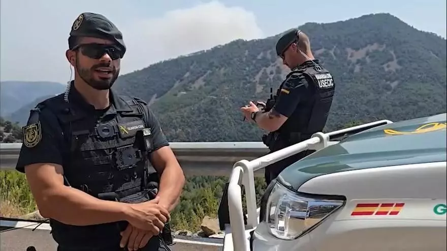 La Guardia Civil evacúa a animales en el incendio de Castellón