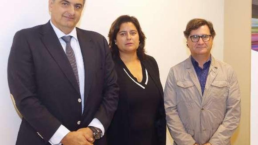 Benigno Redondo, Fara Pérez y Julio López, ayer, en Vigo.