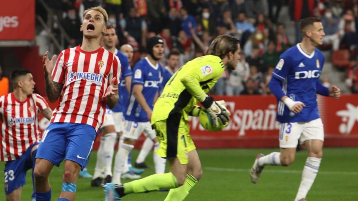 Villalba se lamenta durante un Sporting-Oviedo en El Molinón. | Juan Plaza