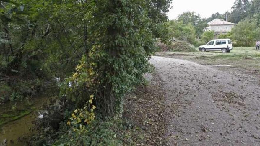 El nuevo paseo fluvial que &quot;esconde&quot; el colector entre el tanque de tormentas y la depuradora.  // Jose Lores