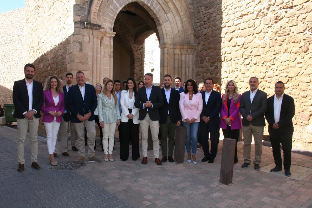 El candidato a la Alcaldía del Partido Popular, centro, junto al resto de integrantes de la lista en el Porche de San Antonio, este jueves.