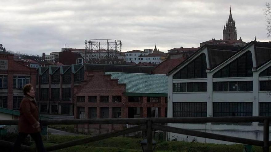 Vista general de los terrenos de la Fábrica de Armas, con la Catedral y el gasómetro al fondo.