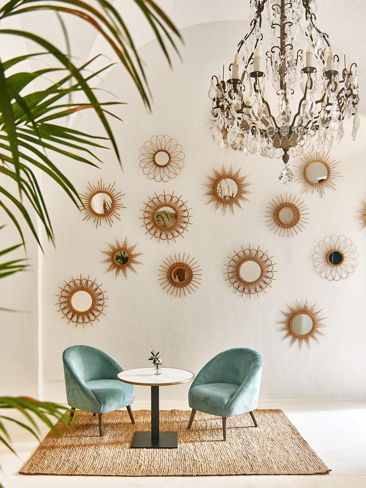 La decoración combina mobiliario contemporáneo, materiales naturales y elementos artesanales que respetan la arquitectura original del edificio.