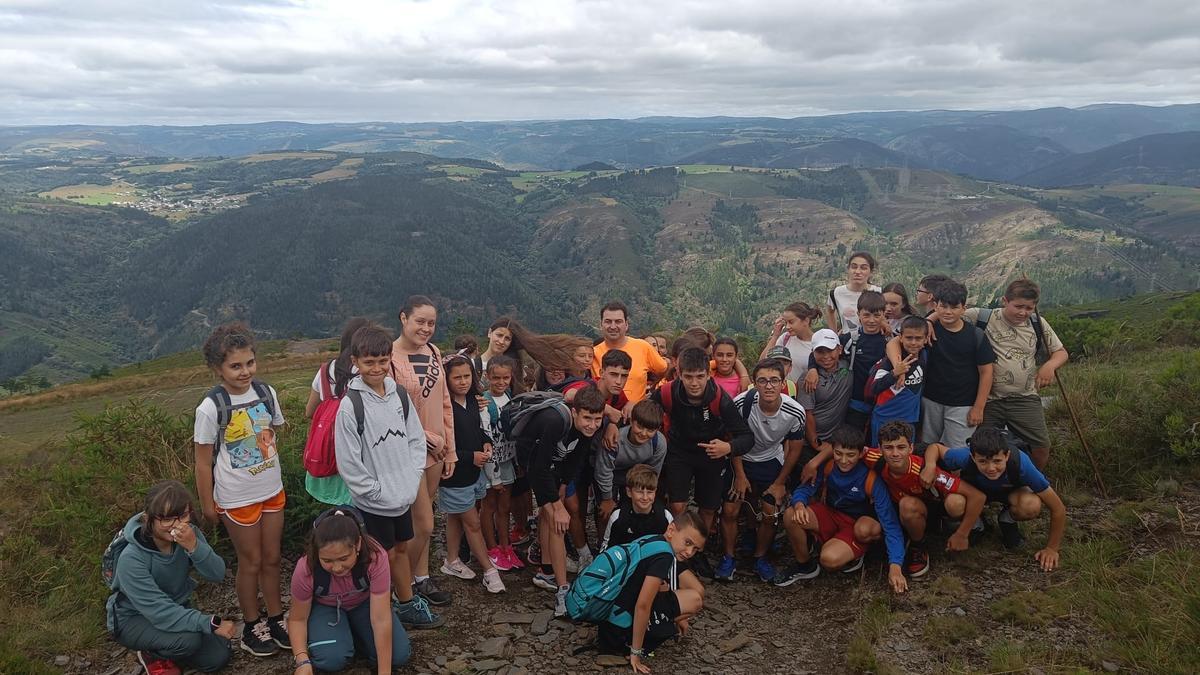 El alcalde de Salas, Sergio Hidalgo, junto a los escolares que participaron de la ruta