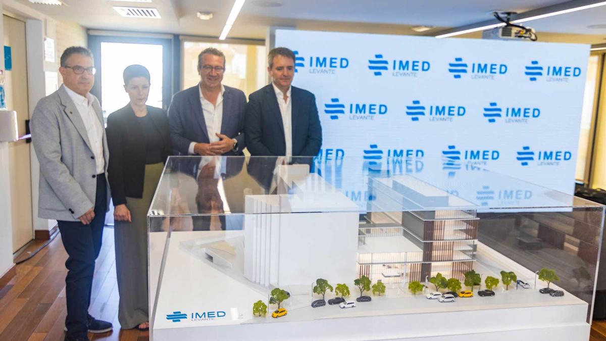 El alcalde de Benidorm, junto a representantes de Imed Levante, en el acto donde se presentó la maqueta de la nueva ala de este hospital privado.