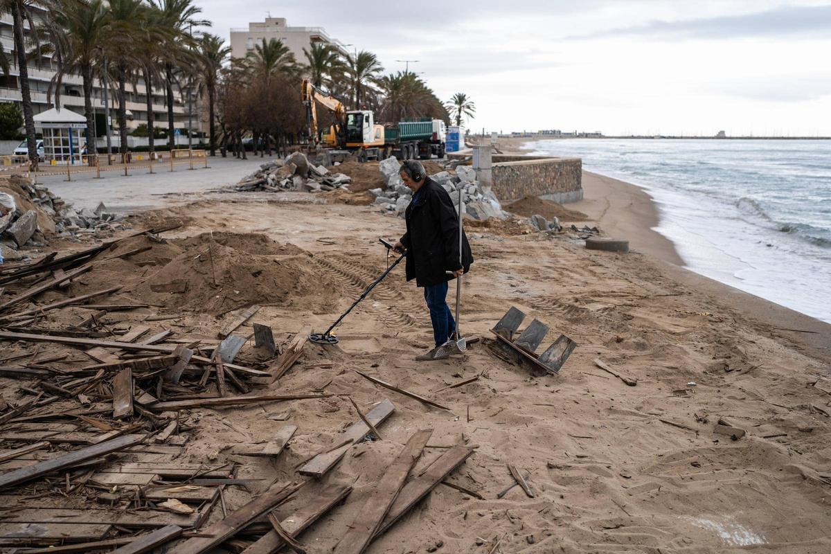 Calafell desmonta parte de su paseo marítimo para devolver espacio tomado a la playa