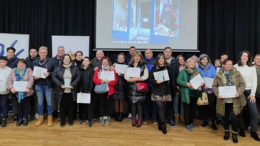 Los premiados en Xallas junto a vecinos reconocidos con diplomas por la decoración navideña / concello