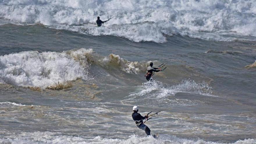 Los ecologistas denuncian un vertido de hidrocarburo en la playa de Salinas este fin de semana