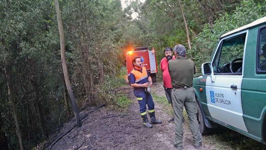 Efectivos en la lucha contra el incendio forestal. // Gonzalo Núñez