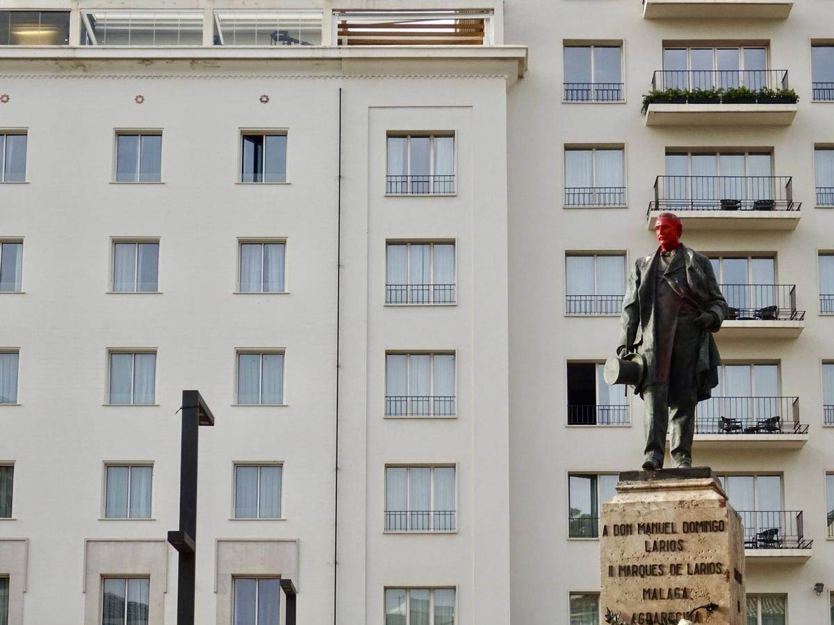 La estatua del Marqués de Larios, que amaneciö el lunes pintada de rojo