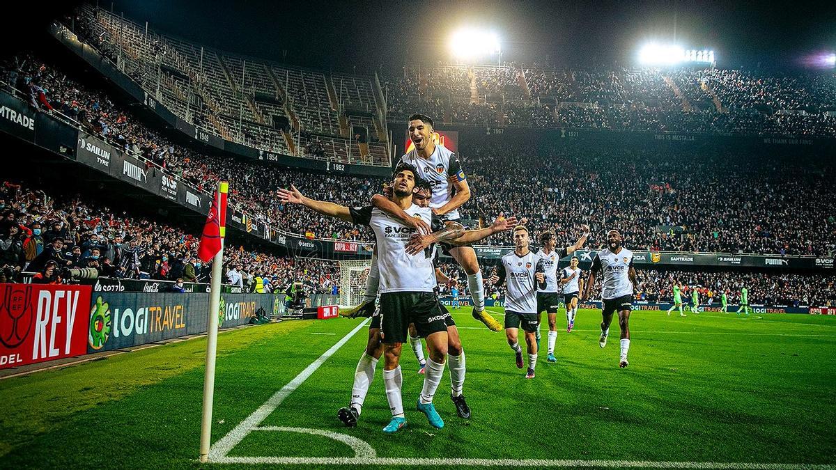 Guedes celebra un gol en Mestalla