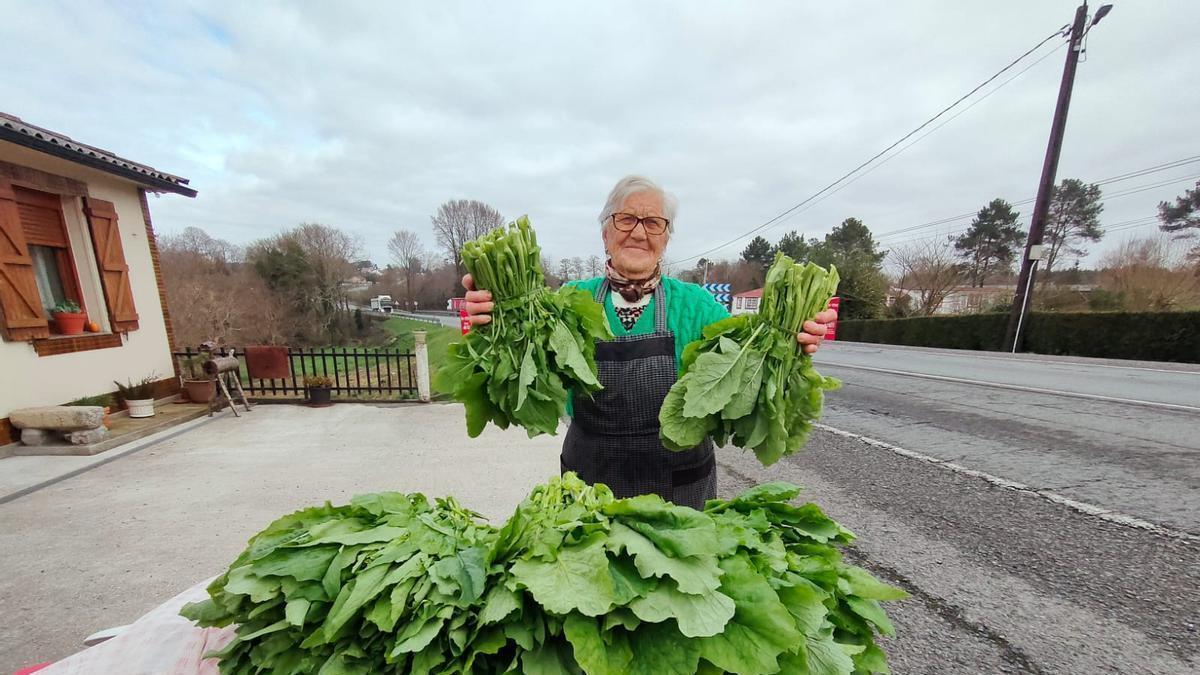 Elvira, vendedora de grelos en la N-550 a sus 86 años: "Son los mejores del mundo"