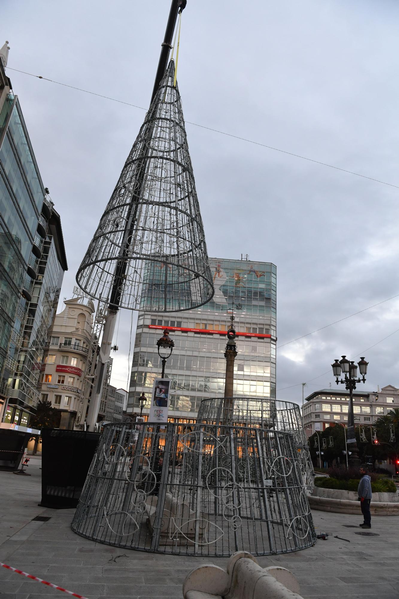 Montaje del árbol navideño en el Obelisco