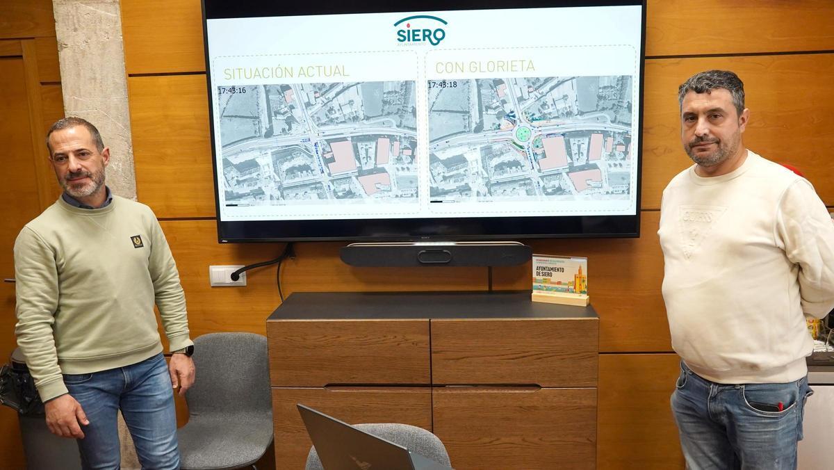 Por la izquierda, Ángel García "Cepi" y el concejal de Urbanismo, Javier Rodríguez, ante una animación de la futura glorieta de El Berrón.