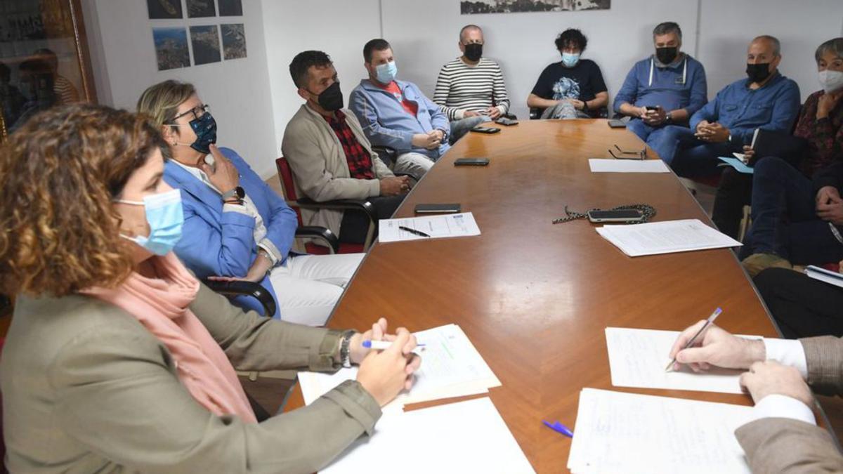 Subdelegada del Gobierno y conselleira do Mar, con mariscadores. | // C.P.