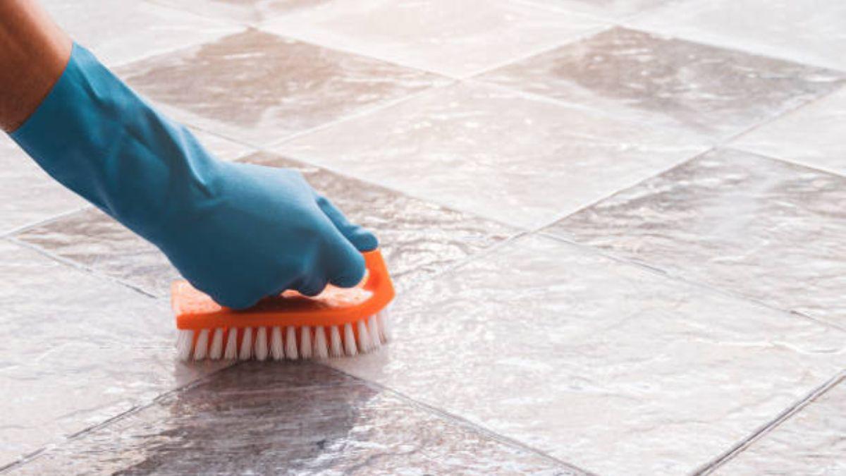 El truco para limpiar las juntas del suelo.