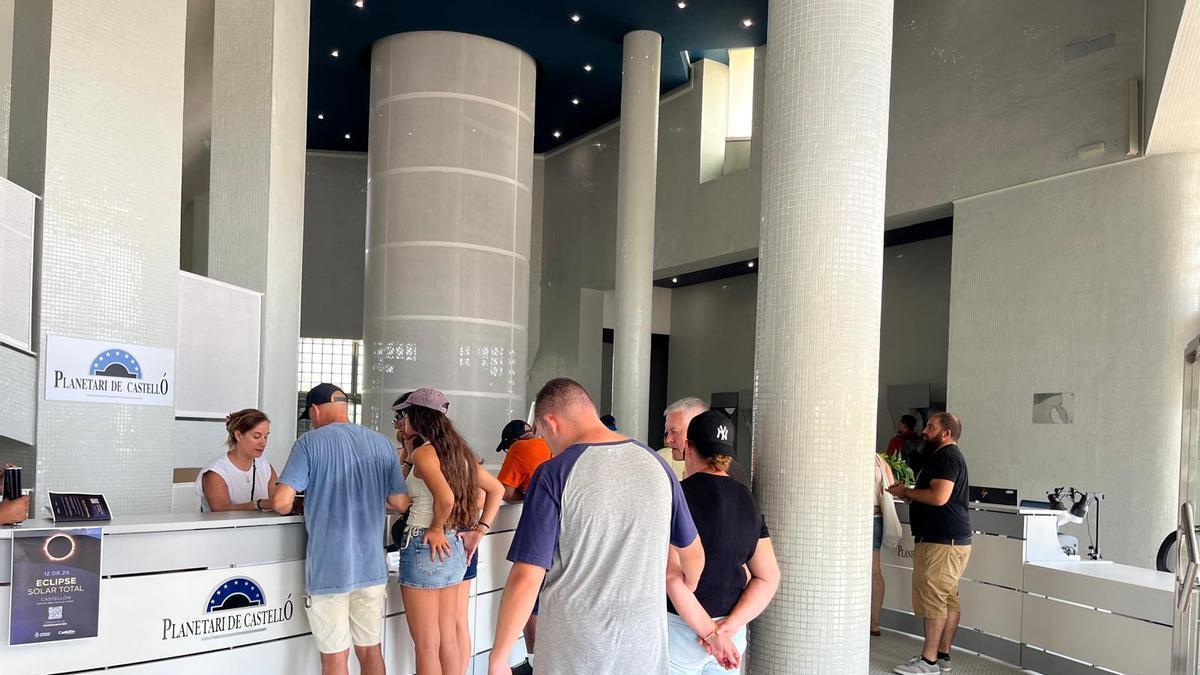 Los turistas esperan en el Planetario para obtener información.