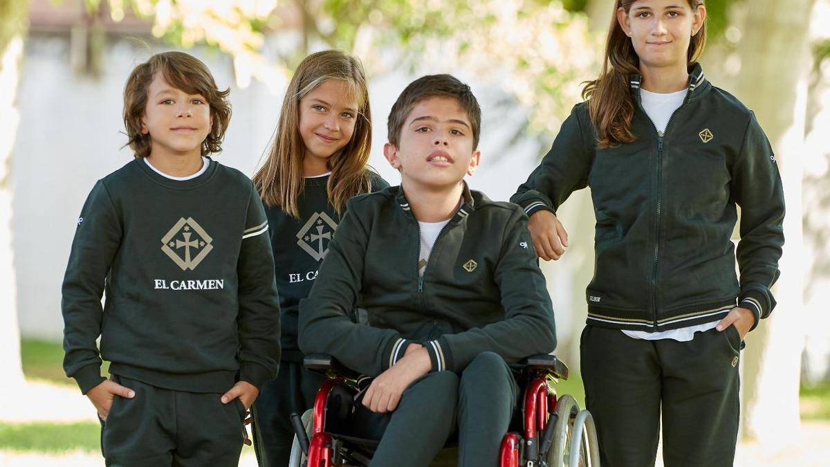 Alumnos del colegio Virgen del Carmen con la nueva ropa deportiva diseñada por Silbon.