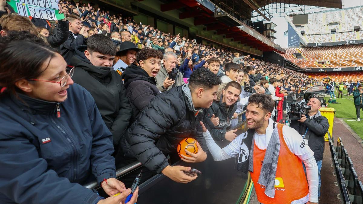 La afición del Valencia vibra en el entrenamiento a puerta abierta en Mestalla